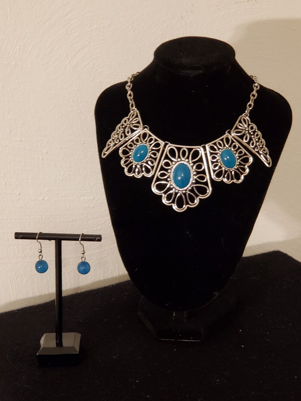 Georgous Turquoise Blue Necklace With Cabochons. Matching Earrings New - Picture 7 of 10